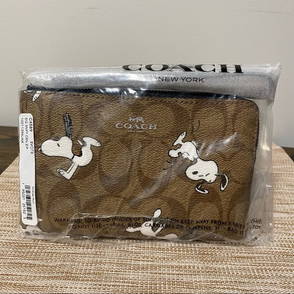 Brand New Coach X Peanuts Corner Zip Wristlet In Signature Canvas With Snoopy - Picture 4 of 4